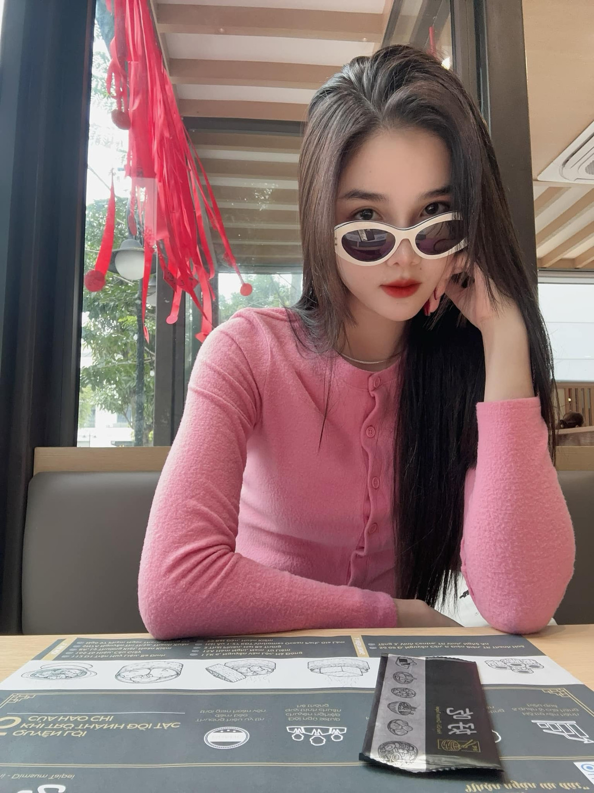 Cư dân mạng mong chờ xem ca phẫu thuật thẩm mỹ có giúp Kỳ Hân thăng hạng nhan sắc hay không. Ảnh: FBNV