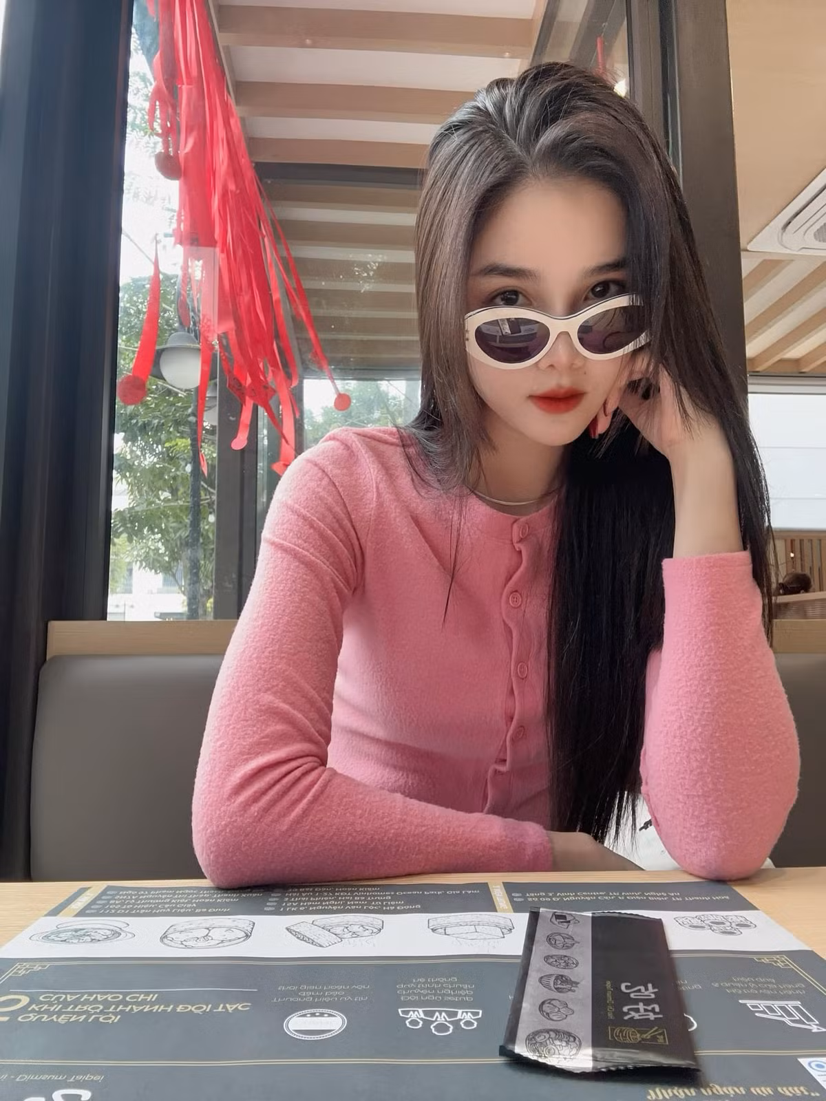 Cư dân mạng mong chờ xem ca phẫu thuật thẩm mỹ có giúp Kỳ Hân thăng hạng nhan sắc hay không. Ảnh: FBNV