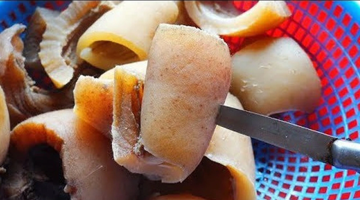 Da trâu thối (hay còn gọi là năng min) là một món ăn kén người thưởng thức của người Thái vùng Tây Bắc. Da trâu thối lại khiến nhiều du khách chỉ nghe tên và ngửi mùi cũng đủ "toát mồ hôi", không dám thưởng thức.