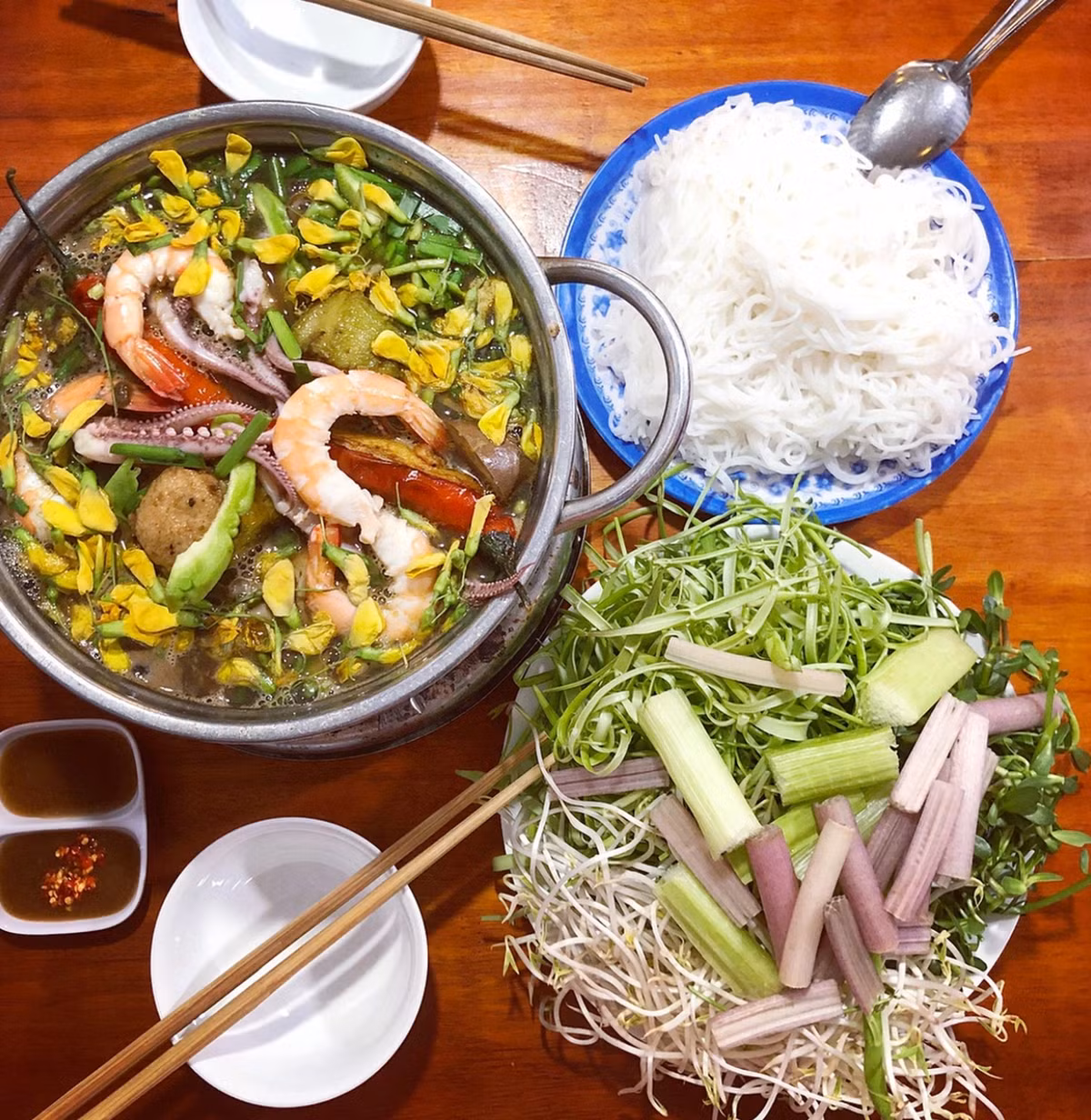 Lẩu mắm là món ăn dân dã mang đậm hương vị miền Tây, nổi tiếng nhất là ở vùng đất U Minh (tỉnh Cà Mau). Tuy nhiên, đặc sản này lại kén người ăn, khiến du khách dè chừng vì phần nước dùng làm từ mắm có mùi vị khá nồng và đậm.