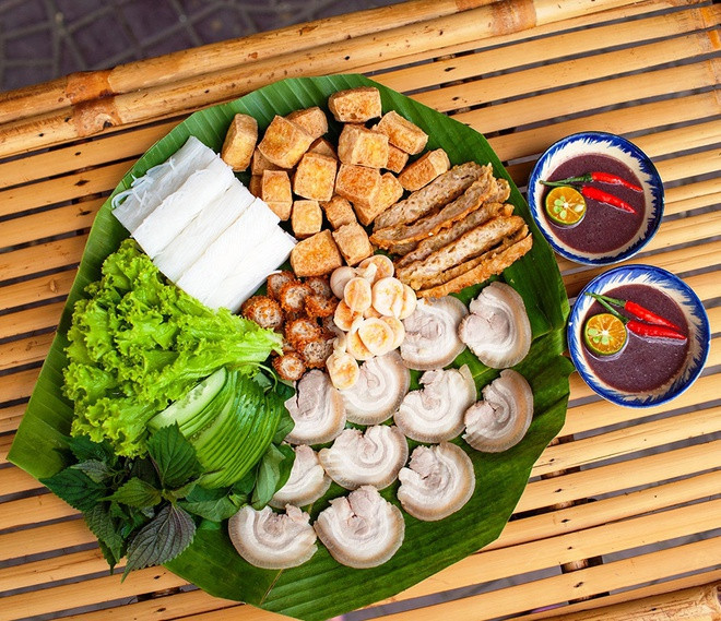 Mắm tôm là linh hồn của nhiều món ăn dân dã như bún đậu mắm tôm, chả cá Lã Vọng,... Tuy nhiên, mùi hương nồng nàn, hơi tanh của mắm tôm lại khiến nhiều người, đặc biệt là du khách nước ngoài phải “chào thua”.