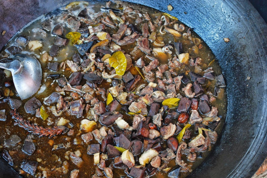 Được chế biến từ nội tạng của ngựa gồm các loại tim, gan, tiết, lòng… thắng cố là món ăn “khó nuốt” nếu thực khách lần đầu trải nghiệm.