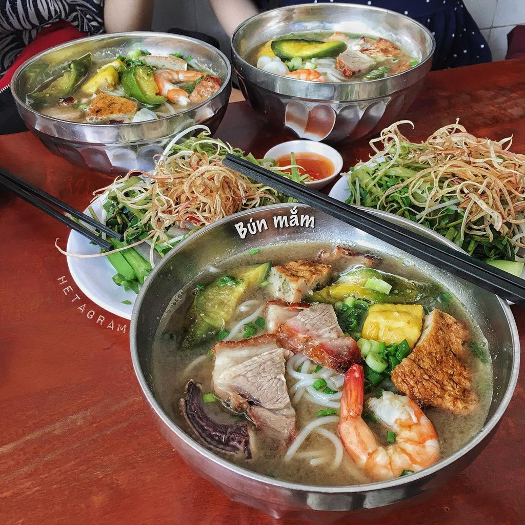 Bún mắm nêm là món bún với nước dùng được nấu từ mắm nêm, mang hương vị đậm đà, mặn mà đặc trưng của miền biển. Tuy nhiên, mùi nồng của mắm nêm lại là thử thách đối với những ai không quen.