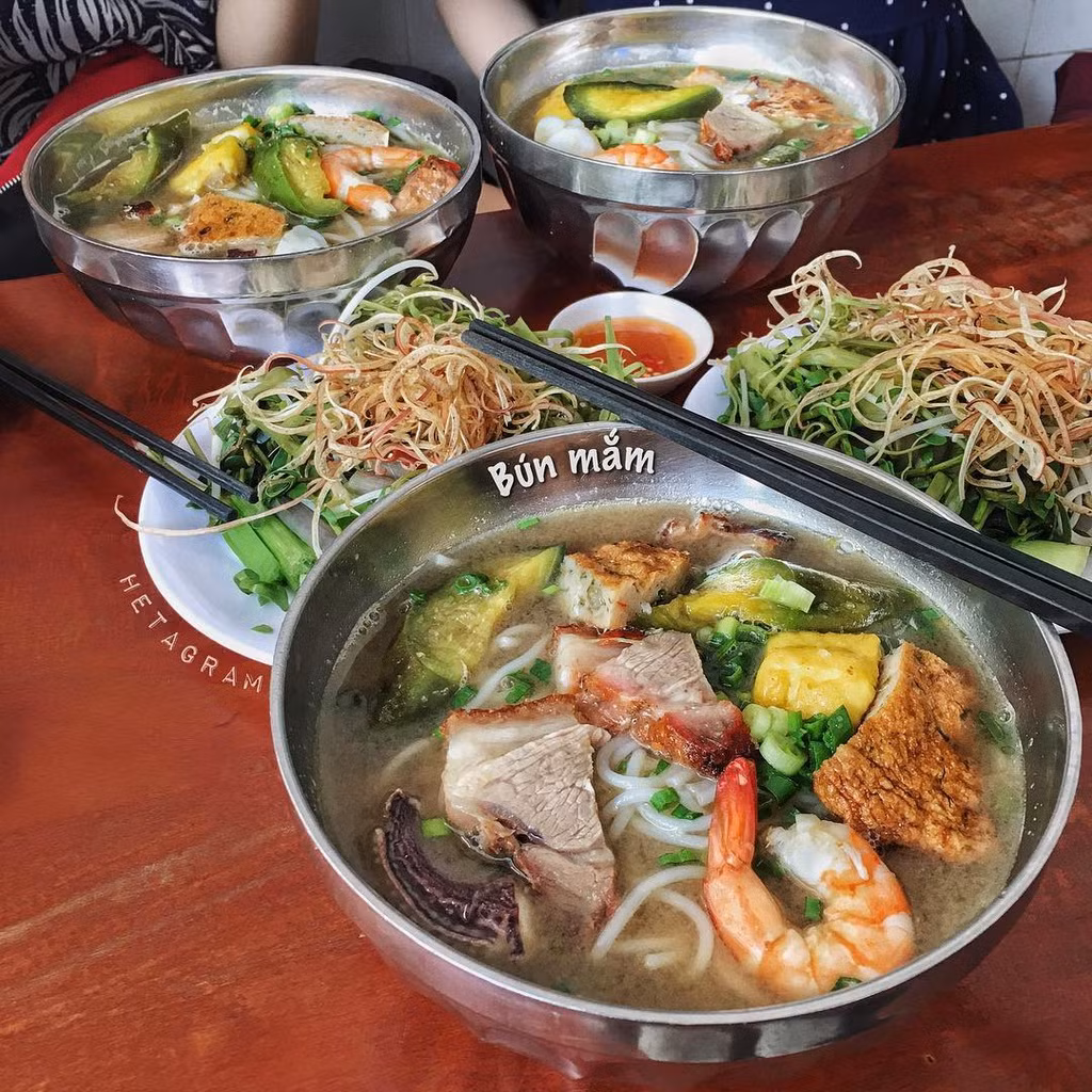 Bún mắm nêm là món bún với nước dùng được nấu từ mắm nêm, mang hương vị đậm đà, mặn mà đặc trưng của miền biển. Tuy nhiên, mùi nồng của mắm nêm lại là thử thách đối với những ai không quen.