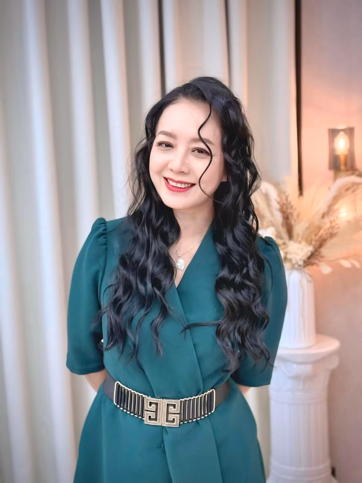 NSƯT Chiều Xuân thay đổi kiểu tóc, được khen trẻ ra chục tuổi. Ảnh: FB Nguyễn Thị Chiều Xuân