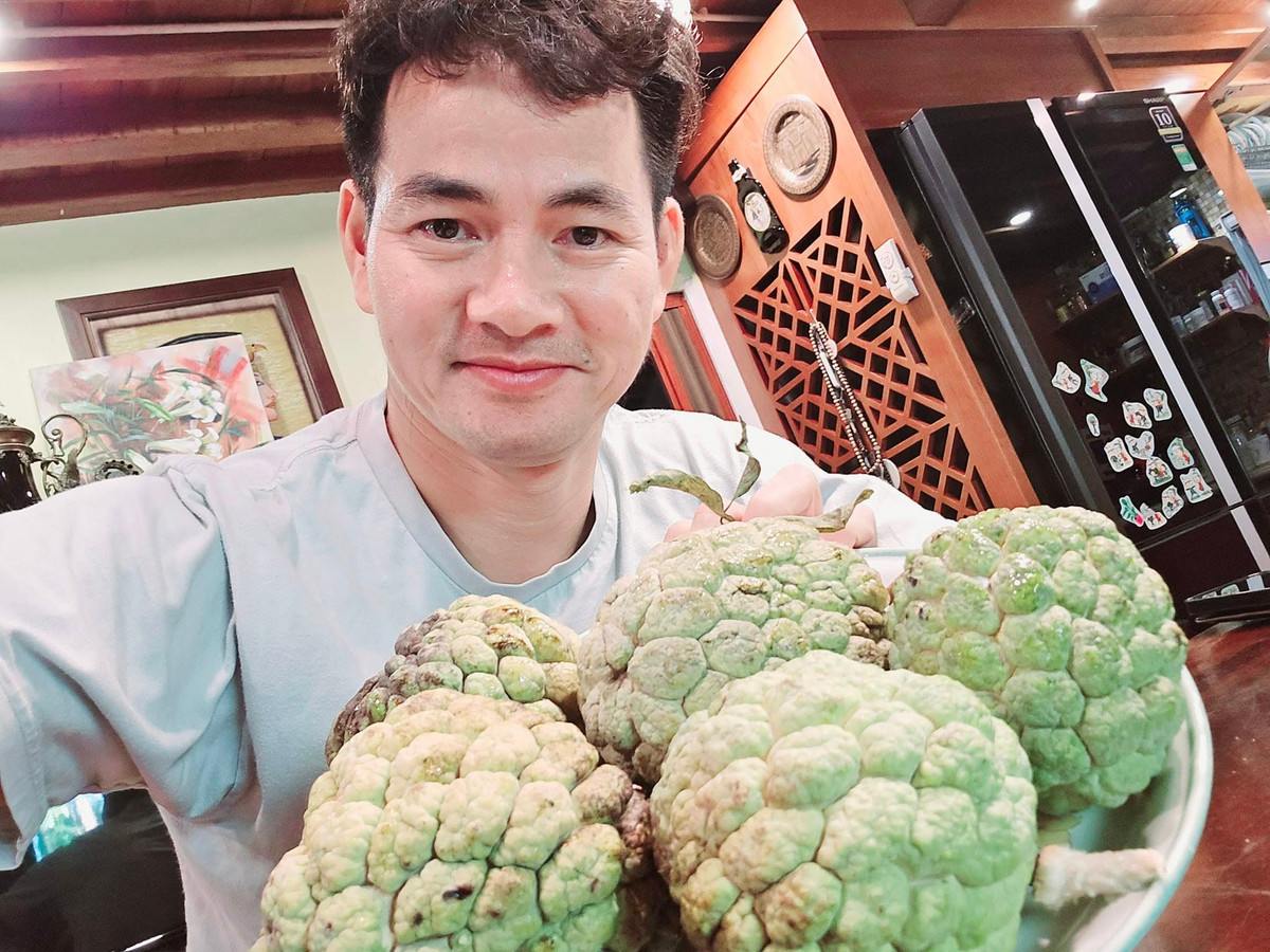 Nghệ sĩ Xuân Bắc nhận được quà: "Chỉ cần bạn sống tử tế và... có chút may mắn, bạn sẽ được... ăn na trái mùa! Rất ngon". Ảnh: FB Nguyễn Xuân Bắc