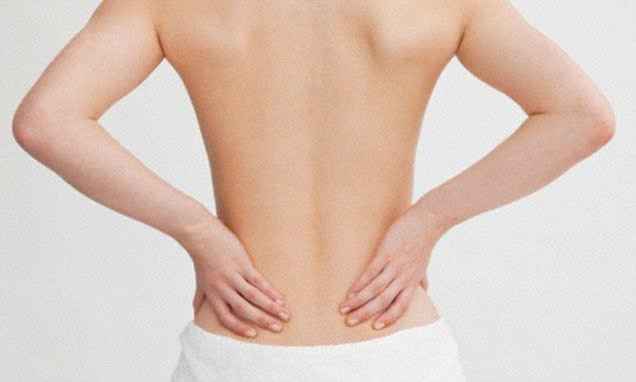  Chấn thương ở lưng có thể xảy ra trong bất kỳ hoạt động thể chất nào, không ngoại trừ sinh hoạt tình dục. Nguyên nhân gây ra chấn thương ở lưng khi "quan hệ" rất có thể là do bạn đã chọn tư thế không phù hợp hoặc trong quá trình di chuyển đã không chú ý đến tư thế của cơ thể. Ảnh minh họa