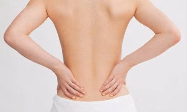  Chấn thương ở lưng có thể xảy ra trong bất kỳ hoạt động thể chất nào, không ngoại trừ sinh hoạt tình dục. Nguyên nhân gây ra chấn thương ở lưng khi "quan hệ" rất có thể là do bạn đã chọn tư thế không phù hợp hoặc trong quá trình di chuyển đã không chú ý đến tư thế của cơ thể. Ảnh minh họa