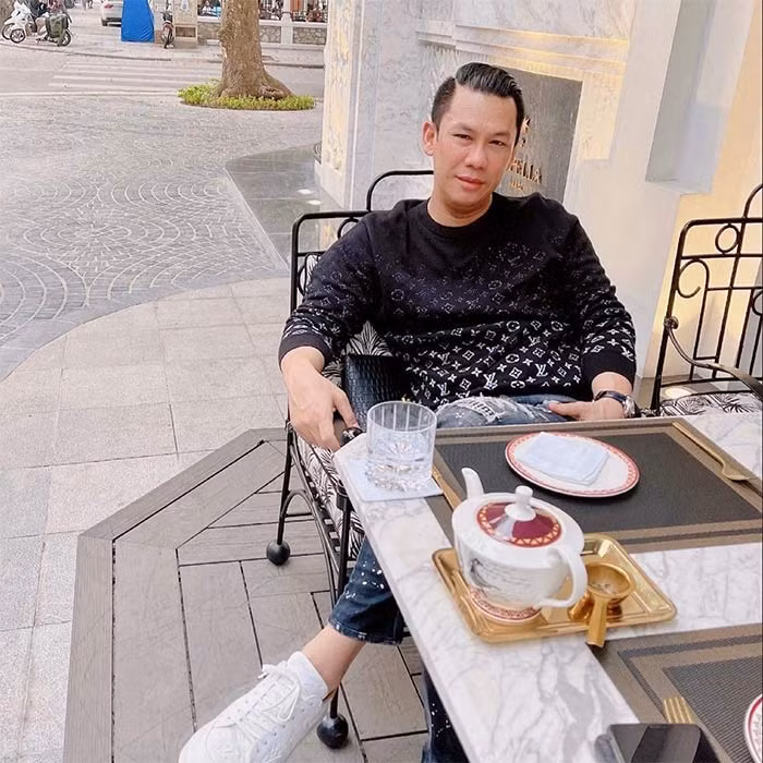 Nam doanh nhân chăm chỉ tập luyện để giữ vóc dáng. Anh chăm chút cho vẻ ngoài và dành nhiều thời gian tận hưởng cuộc sống độc thân.