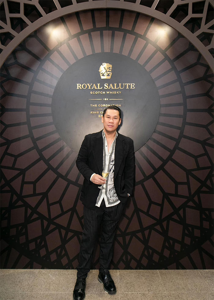 Vẫn dáng vẻ doanh nhân nhưng cách kết hợp trang phục khiến Đức Huy trông tươi mới hơn.