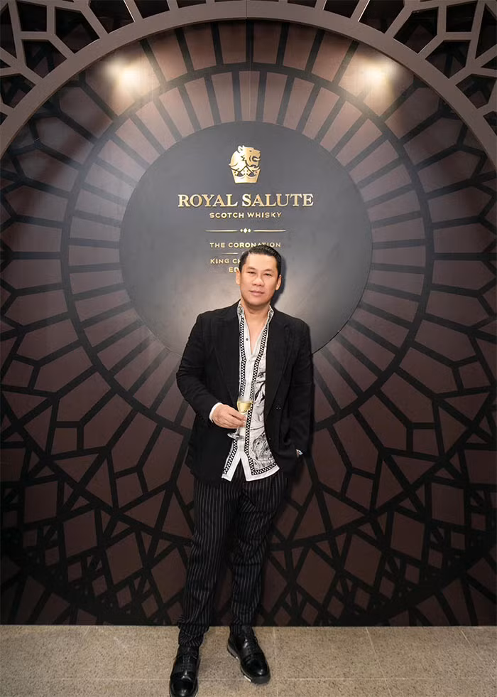 Vẫn dáng vẻ doanh nhân nhưng cách kết hợp trang phục khiến Đức Huy trông tươi mới hơn.