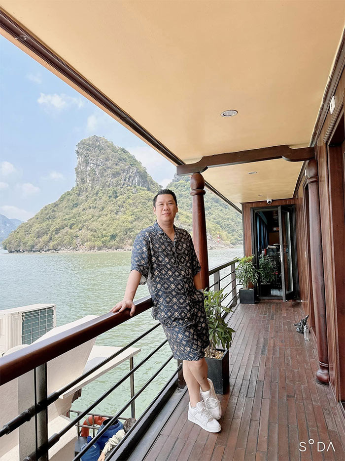 Thời trang đi chơi của Đức Huy càng tươi trẻ.