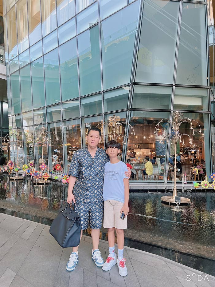 Dù hôn nhân tan vỡ, doanh nhân Đức Huy và ca sĩ Lệ Quyên vẫn rất quan tâm tới con trai, thường xuyên đưa bé đi du lịch khắp nơi.