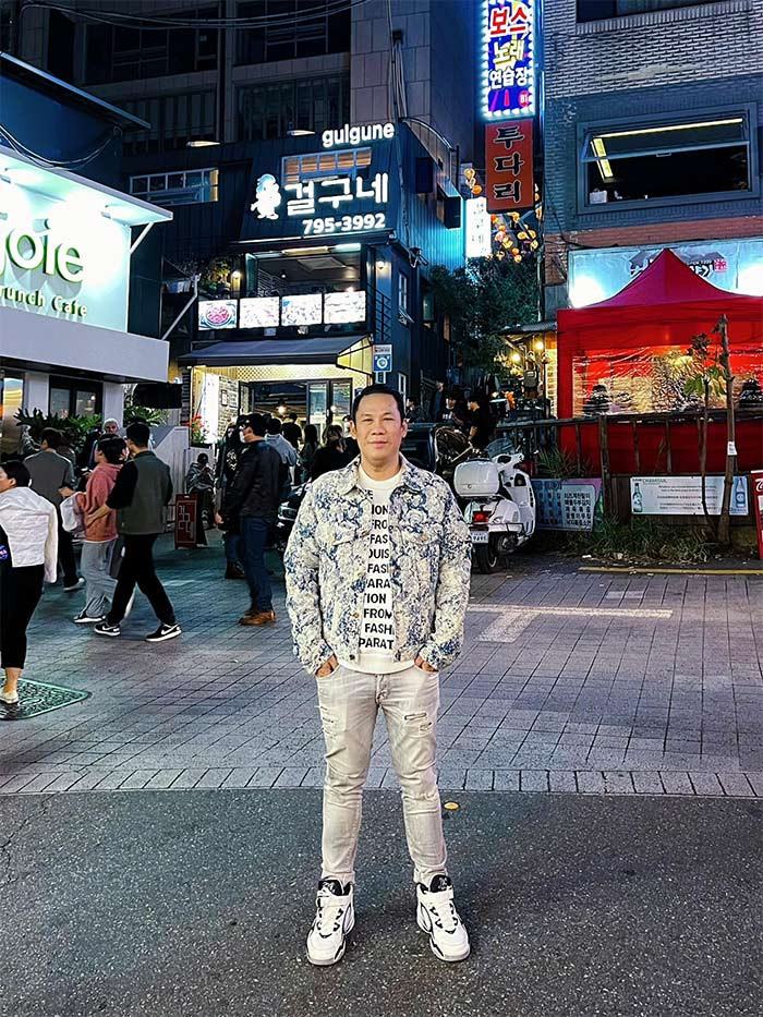  Chồng cũ Lệ Quyên thay đổi style ăn mặc với kiểu dáng trẻ trung, sành điệu hơn. Đức Huy thường mặc trang phục của các thương hiệu thời trang nổi tiếng thế giới, đi giày thể thao nên trông trẻ hơn tuổi rất nhiều.