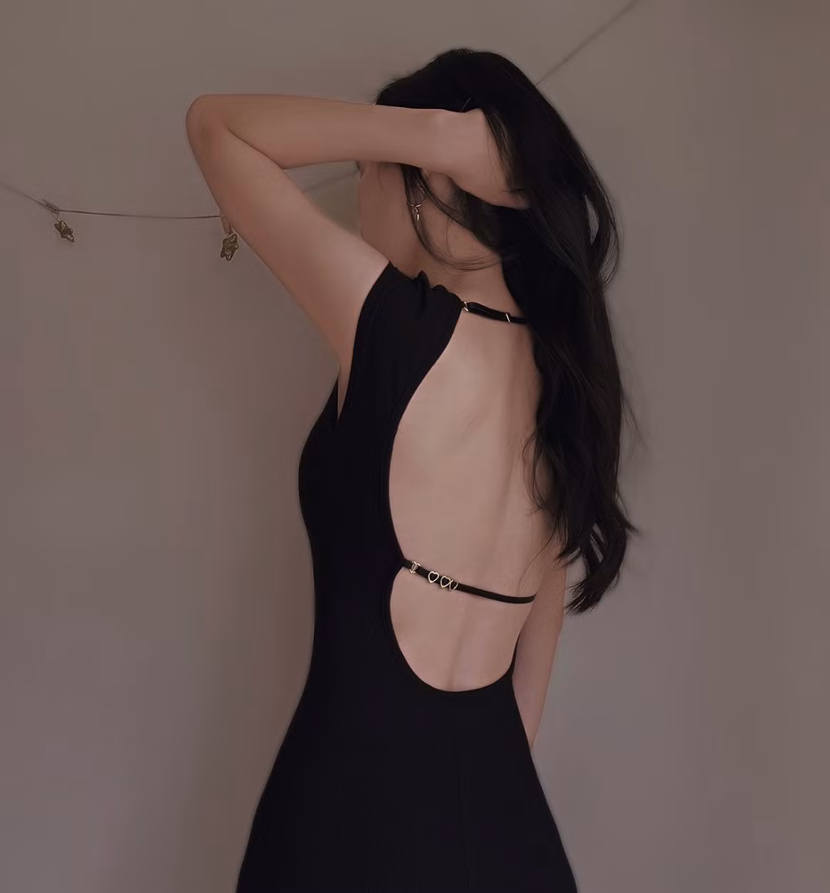 Điểm nhấn trong phong cách thời trang của Olala Oshia chính là việc cô thường xuyên diện những chiếc váy khoe lưng trần gợi cảm.