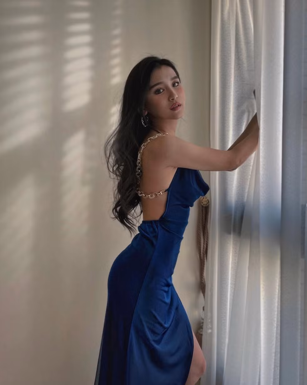 Olala Oshia thường chọn những chiếc váy có thiết kế lưng trần tinh tế, vừa đủ để khoe đường cong mà vẫn giữ được sự thanh lịch.