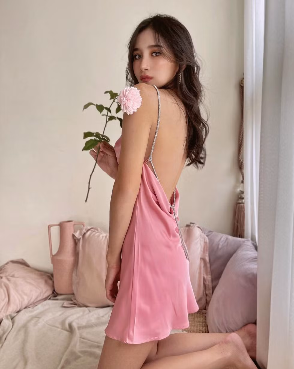 Tuy nhiên, để diện váy lưng trần đẹp và cuốn hút như Olala Oshia, các nàng cần phải biết cách chọn lựa trang phục phù hợp, chăm sóc làn da lưng thật kỹ.