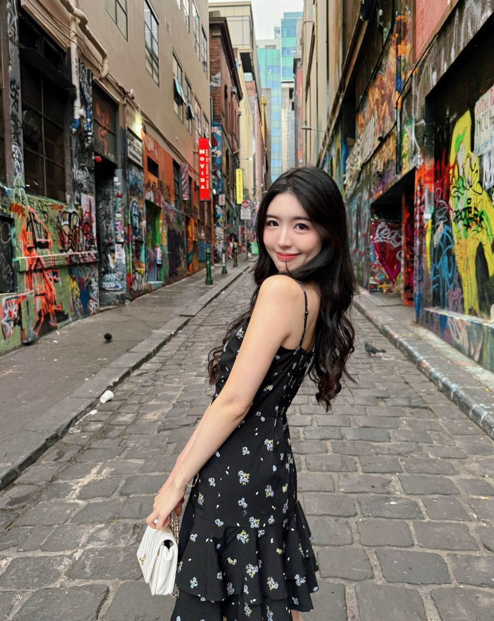 Phong cách thời trang của Angela Chong đơn giản, nhẹ nhàng, tập trung vào việc tôn lên những đường nét tự nhiên của cơ thể. Ảnh: IG angelachong_99