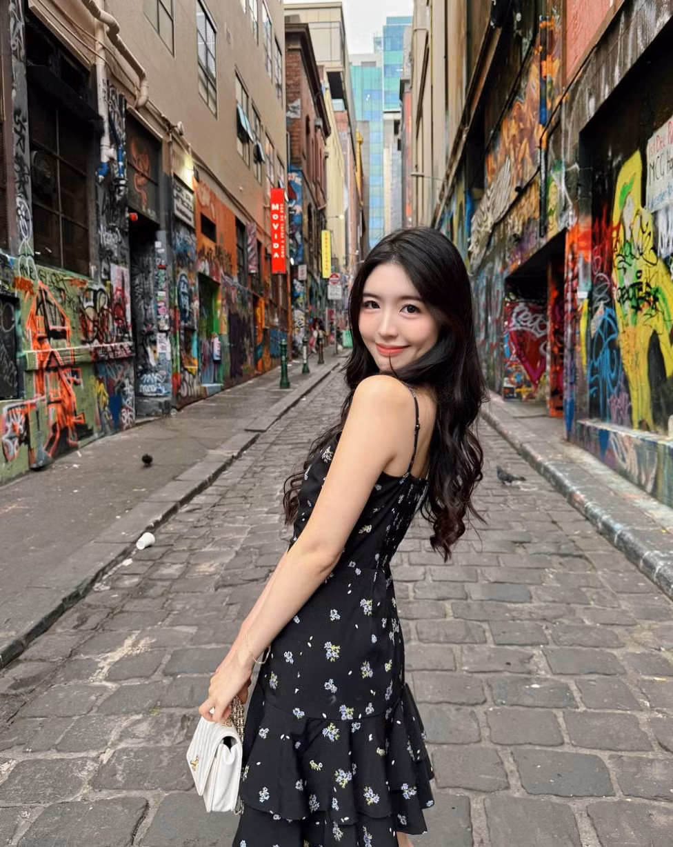 Phong cách thời trang của Angela Chong đơn giản, nhẹ nhàng, tập trung vào việc tôn lên những đường nét tự nhiên của cơ thể. Ảnh: IG angelachong_99