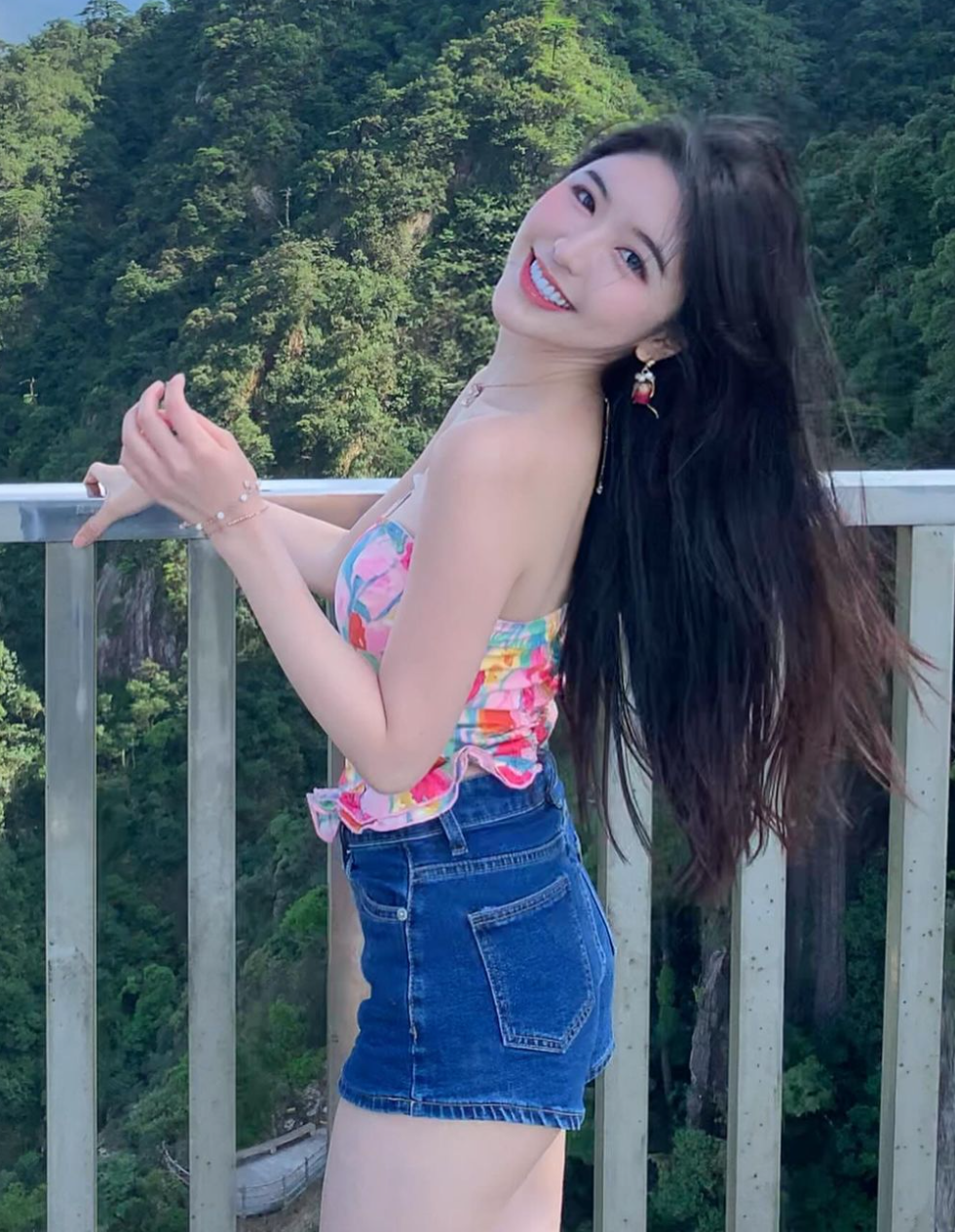 Cô nàng có đời tư trong sạch, luôn duy trì hình tượng lành mạnh, do đó càng được người người mến mộ. Ảnh: IG angelachong_99