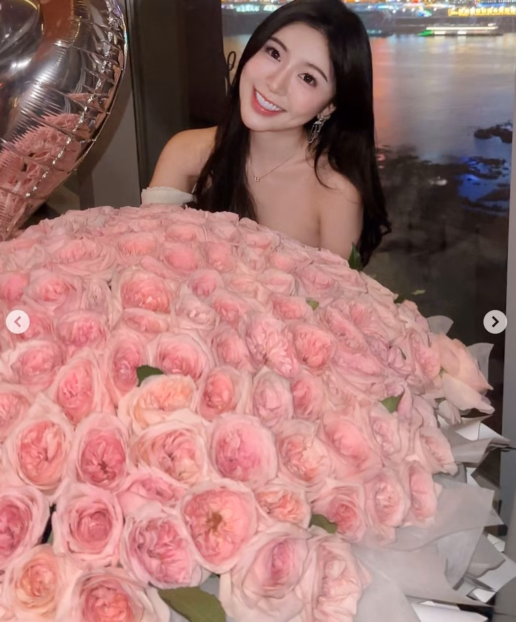 Angela Chong thường xuất hiện với hình ảnh một cô gái trẻ trung, năng động trong những bộ trang phục đơn giản nhưng không kém phần cuốn hút. Ảnh: IG angelachong_99