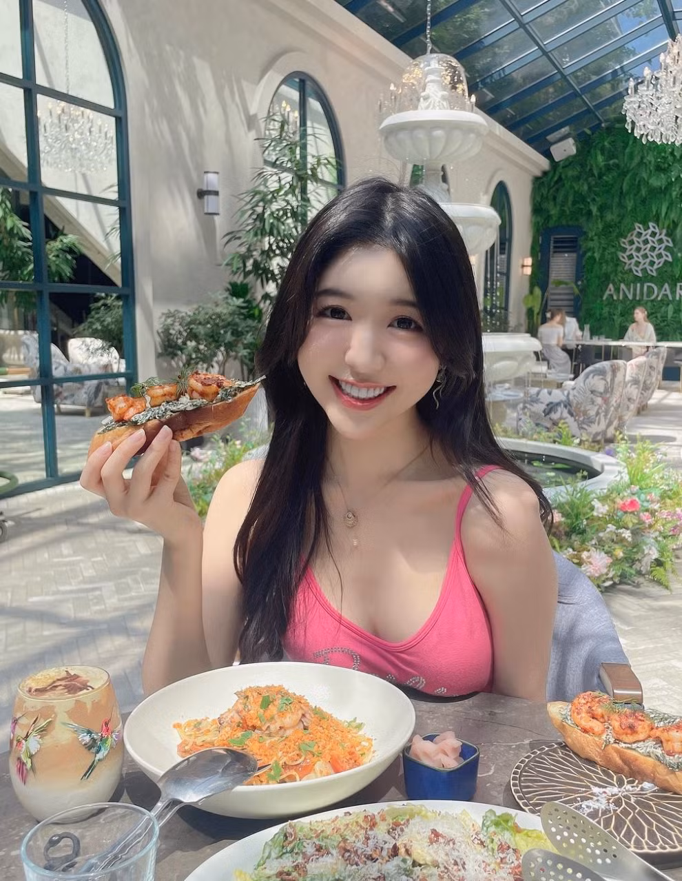 Áo sơ mi trắng, váy hoa nhí, quần jeans và áo phông... là những item quen thuộc trong tủ đồ của cô nàng. Ảnh: IG angelachong_99