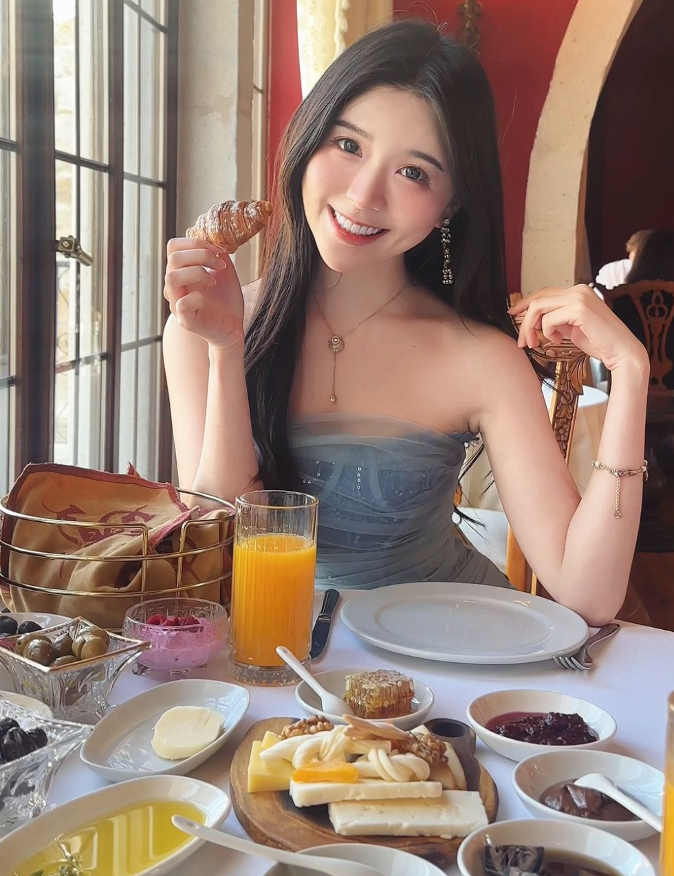 Nàng thơ xứ Trung không chạy theo những xu hướng thịnh hành, thay vào đó cô chọn cách xây dựng hình ảnh một cô gái trẻ trung, năng động và đầy ngọt ngào. Ảnh: IG angelachong_99