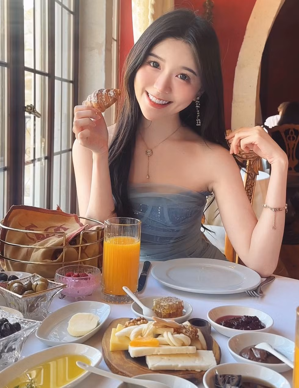 Nàng thơ xứ Trung không chạy theo những xu hướng thịnh hành, thay vào đó cô chọn cách xây dựng hình ảnh một cô gái trẻ trung, năng động và đầy ngọt ngào. Ảnh: IG angelachong_99