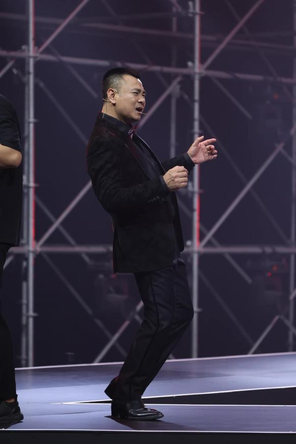 Tự Long quẩy nhiệt tình tại "Anh trai vượt ngàn chông gai".