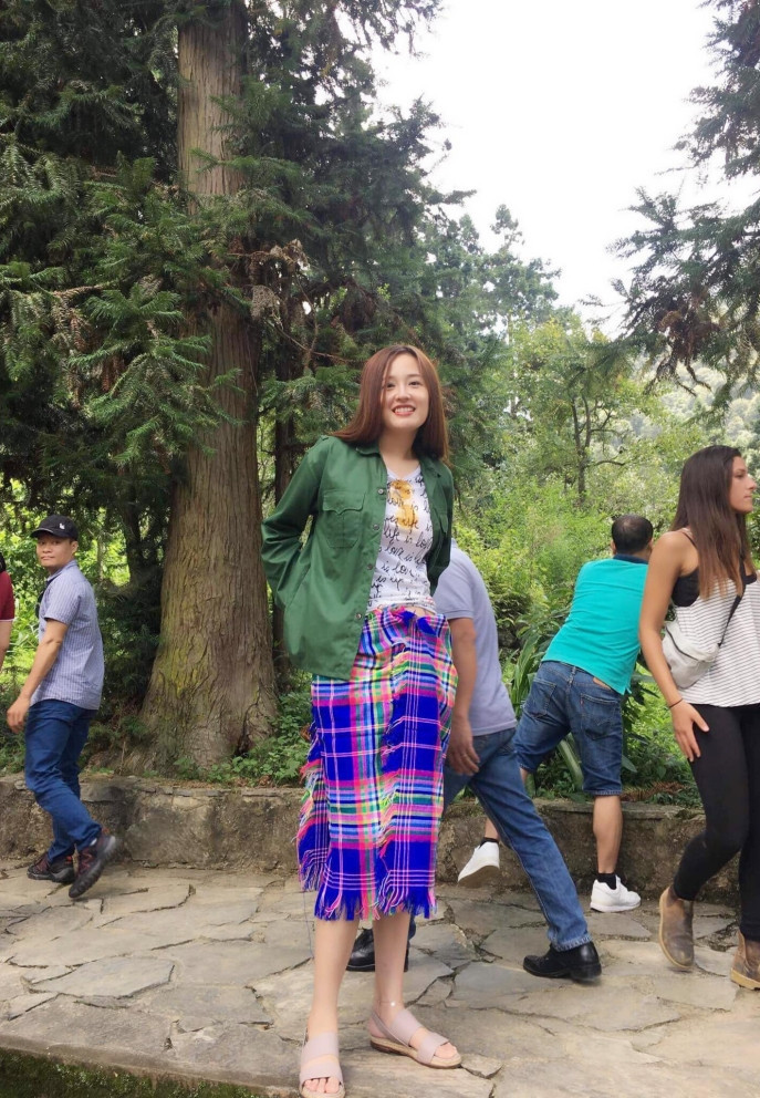 Mai Phương Thúy ngẫu hứng quấn khăn làm váy, kết hợp với sandals đến từ thương hiệu Balenciaga.