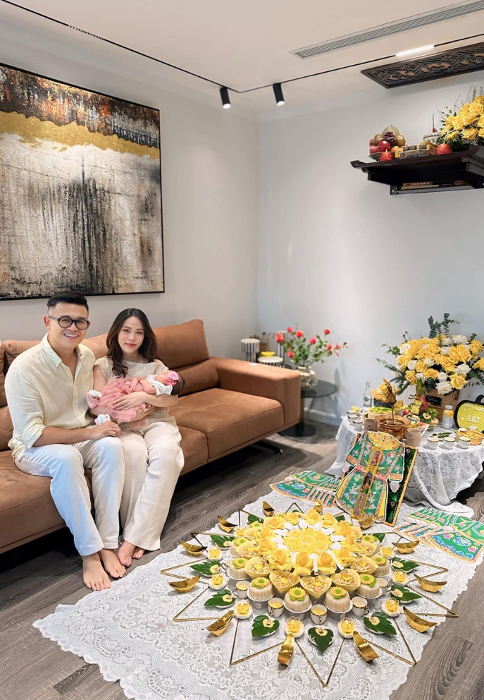 Vợ chồng MC Đức Bảo bày mâm cúng mừng đầy tháng con gái đầu lòng.