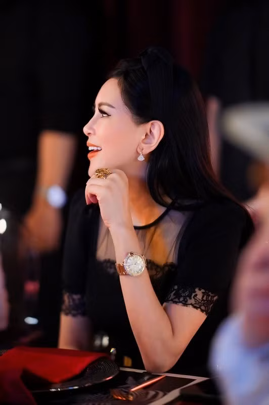 Trong những hình ảnh được chia sẻ gần đây, doanh nhân Thuỷ Tiên luôn nở nụ cười rạng rỡ, toát lên sự tự tin và sang trọng.