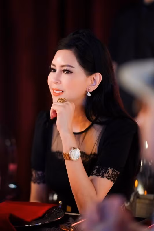 Vóc dáng thon gọn cùng gu thời trang tinh tế giúp bà ghi điểm trong mắt công chúng.