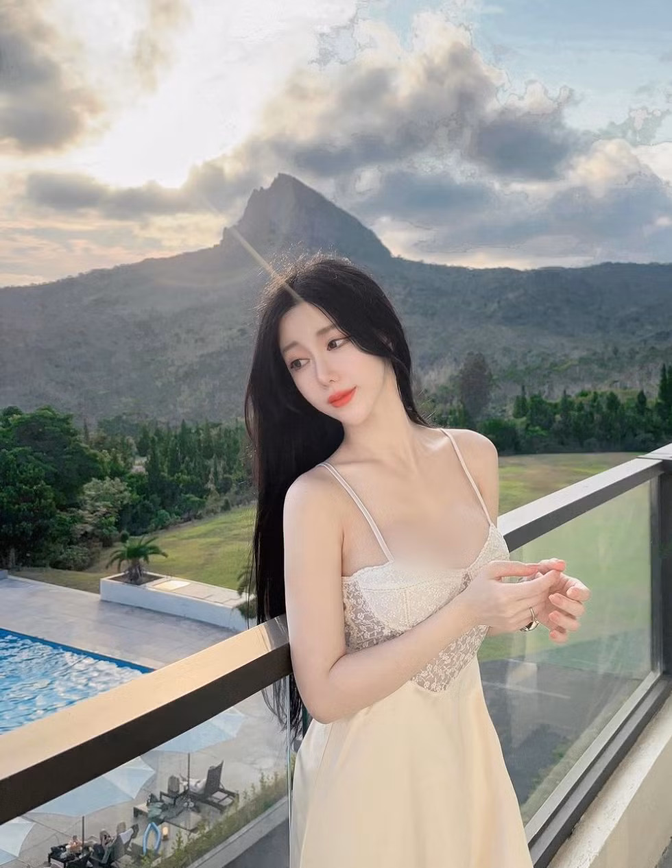 Theo tìm hiểu, Hàn Đình nổi tiếng là một trong những hot girl, blogger giàu có, cuộc sống cực kỳ sang chảnh.