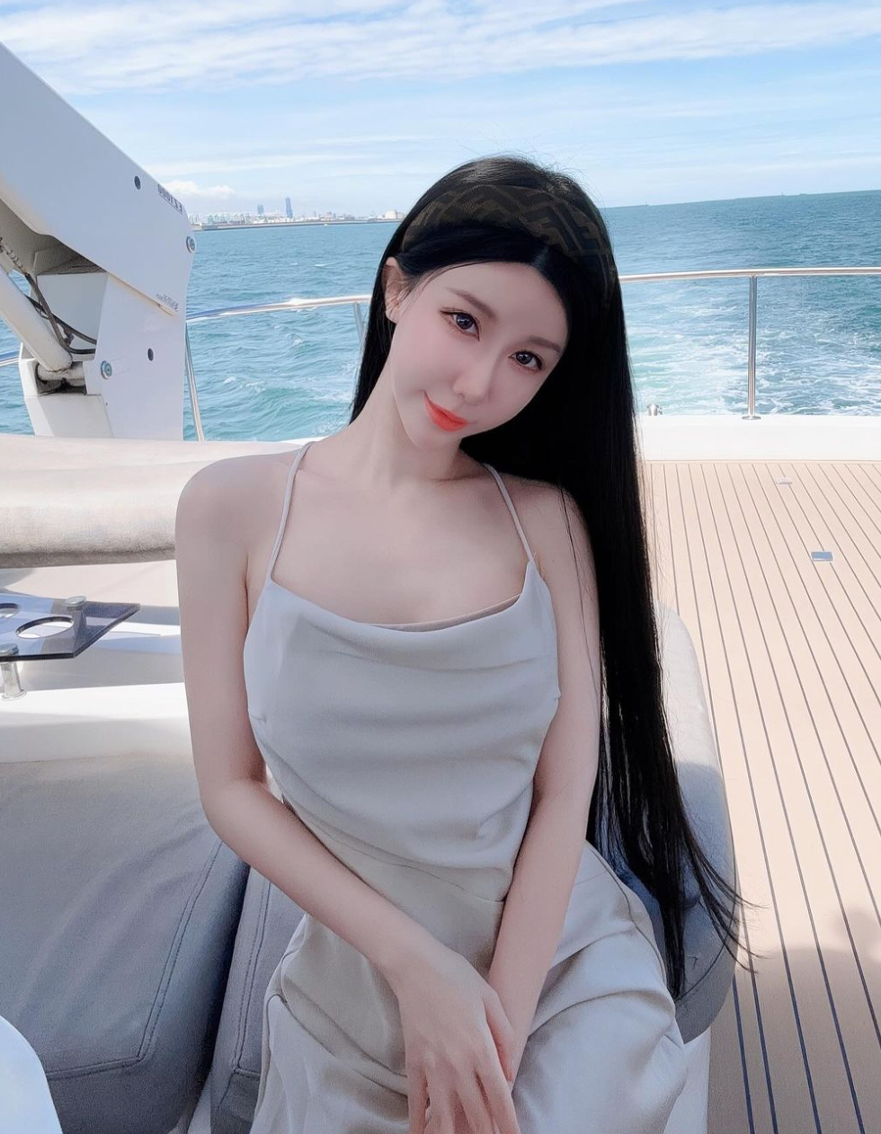 Bên cạnh đó, gu thời trang đa dạng, cập nhật xu hướng cũng giúp cô nàng ngày càng nổi tiếng.