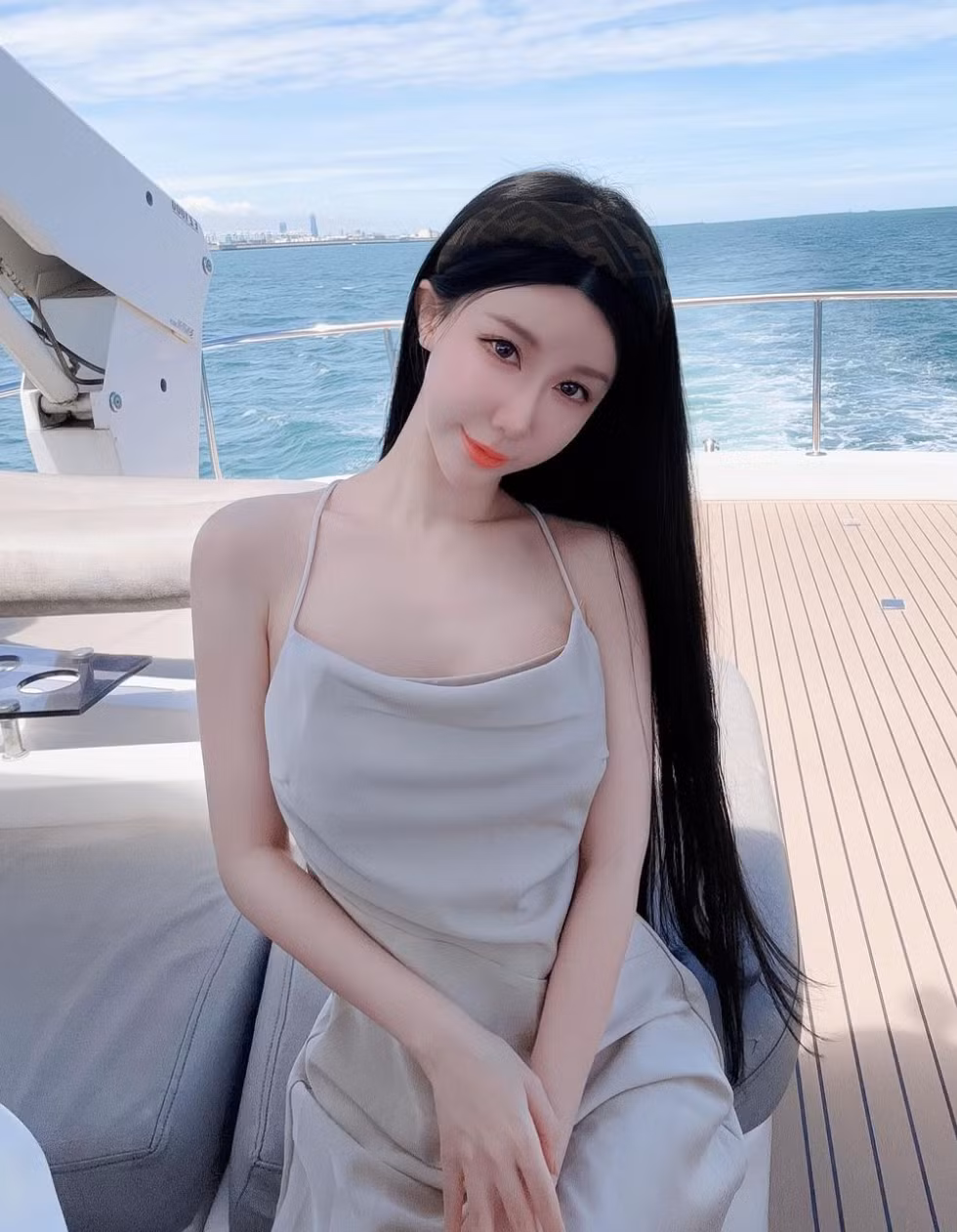 Bên cạnh đó, gu thời trang đa dạng, cập nhật xu hướng cũng giúp cô nàng ngày càng nổi tiếng.