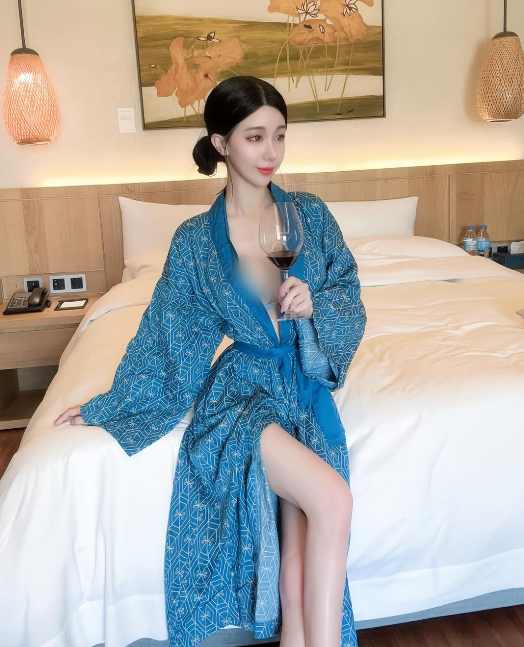 Người đẹp chủ yếu diện trang phục gợi cảm, hở bạo để khoe vóc dáng.