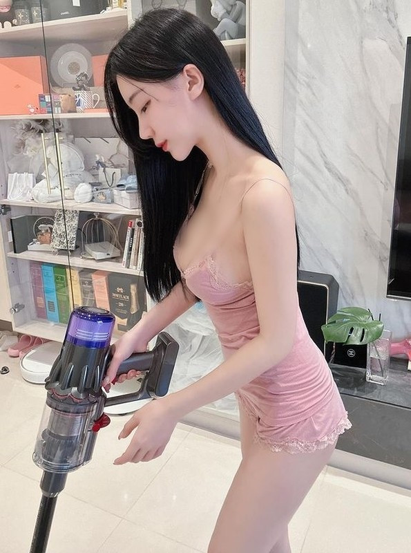 Hình ảnh của hot girl Hàn Đình khi diện những bộ đồ bó sát, khoe trọn đường cong nóng bỏng khi làm việc nhà được lan truyền với tốc độ chóng mặt.