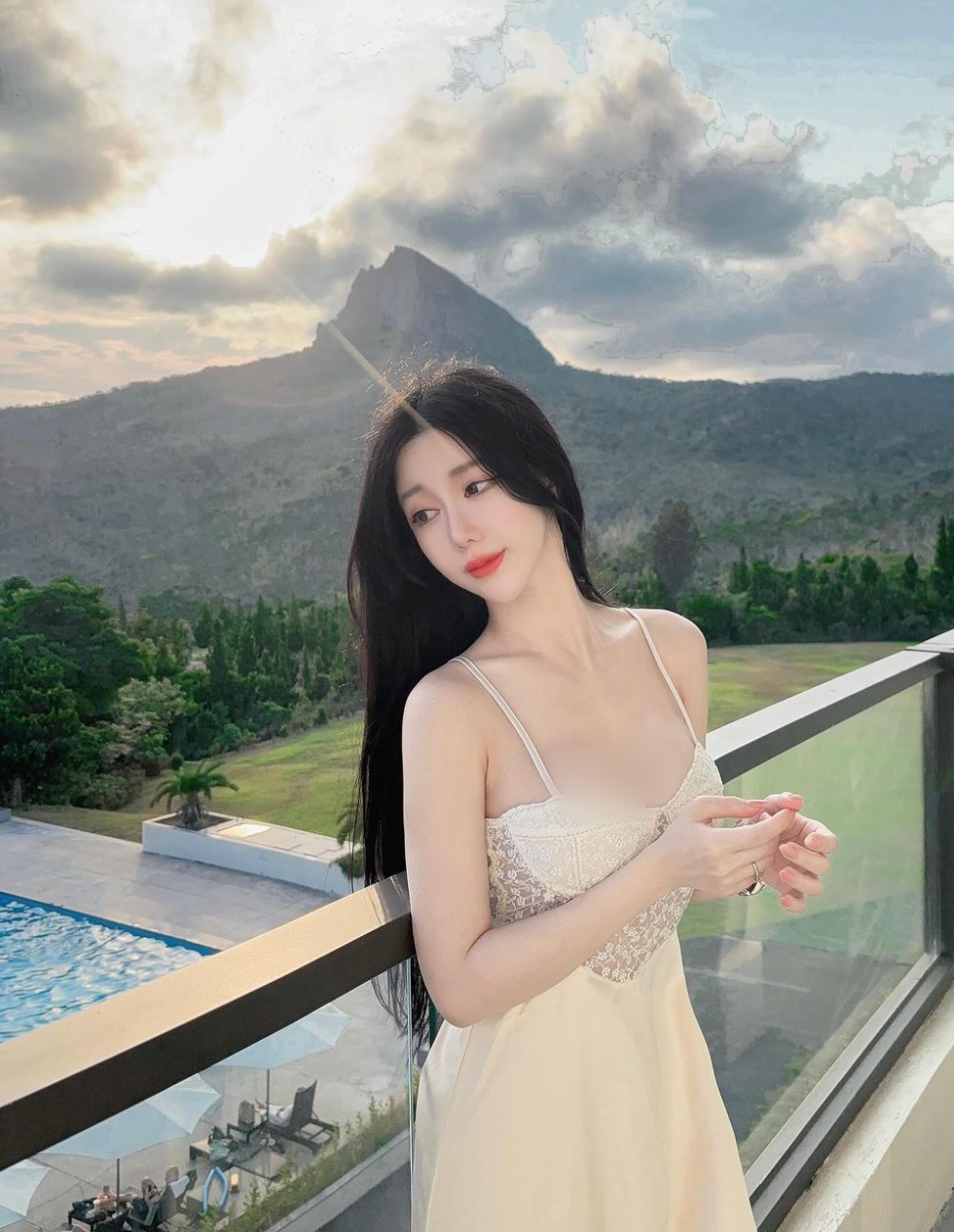 Theo tìm hiểu, Hàn Đình nổi tiếng là một trong những hot girl, blogger giàu có, cuộc sống cực kỳ sang chảnh.