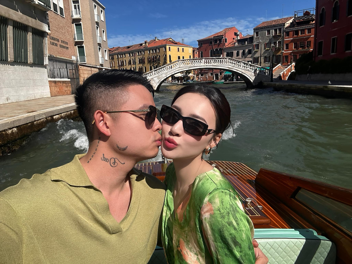 Vợ chồng Bích Thuỷ không quên thể hiện tình cảm và chia sẻ lên mạng xã hội. Ảnh: FB Nguyễn Bích Thuỷ