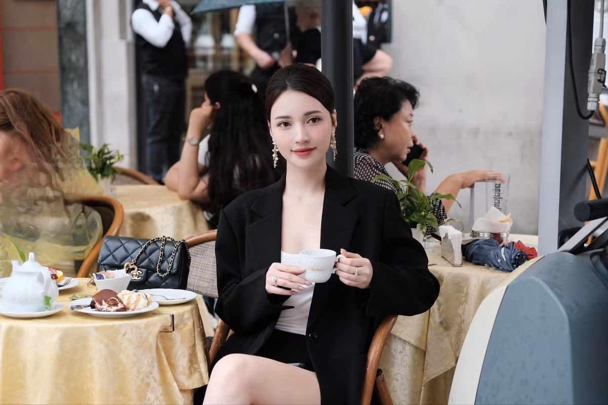 Bích Thủy thường xuyên chia sẻ hình ảnh vui vẻ trong công việc và đời sống trên trang cá nhân. Ảnh: FB Nguyễn Bích Thuỷ