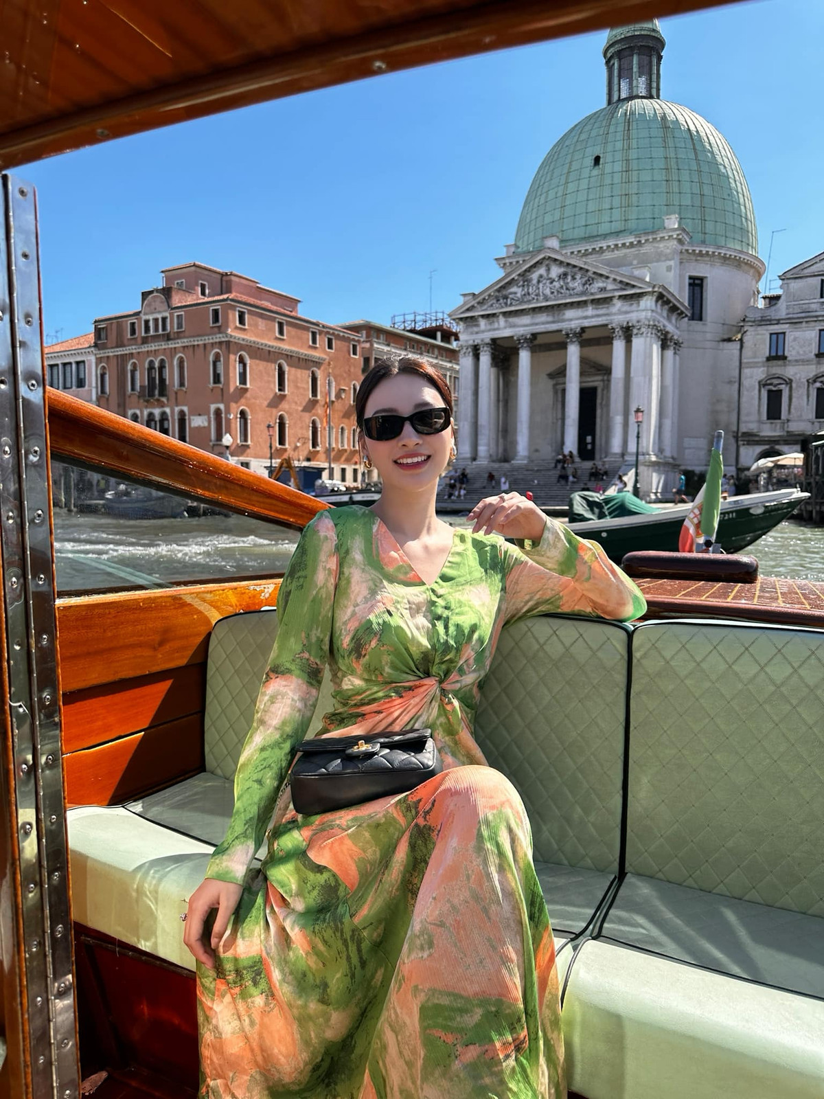 Bích Thuỷ mặc đồ hiệu sang chảnh trong mỗi chuyến đi. Ảnh: FB Nguyễn Bích Thuỷ