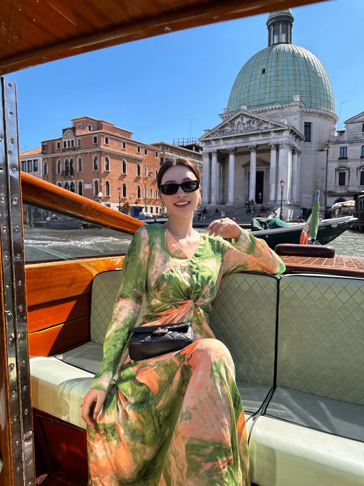 Bích Thuỷ mặc đồ hiệu sang chảnh trong mỗi chuyến đi. Ảnh: FB Nguyễn Bích Thuỷ