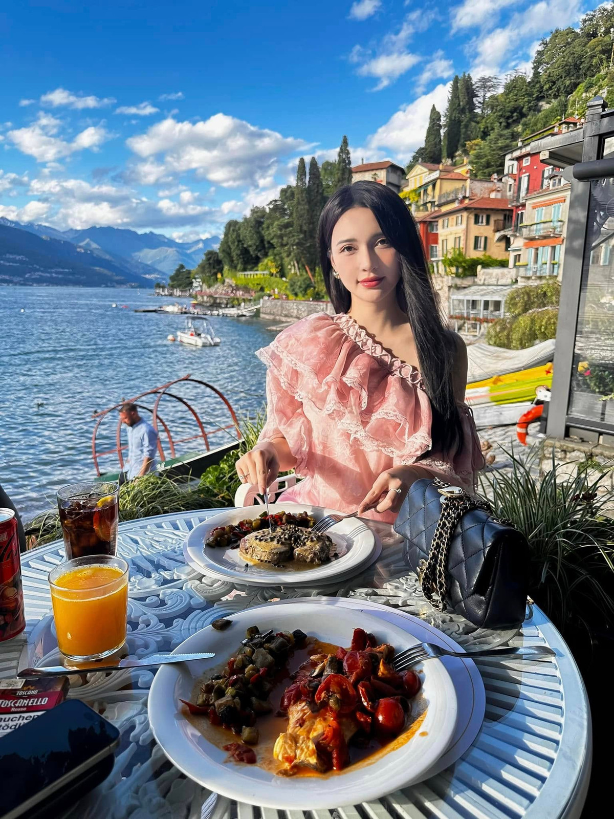 Bích Thủy từng chia sẻ chồng cô là người đàn ông có đạo đức, ý chí và biết yêu thương gia đình, chứ không phải đại gia. Ảnh: FB Nguyễn Bích Thuỷ