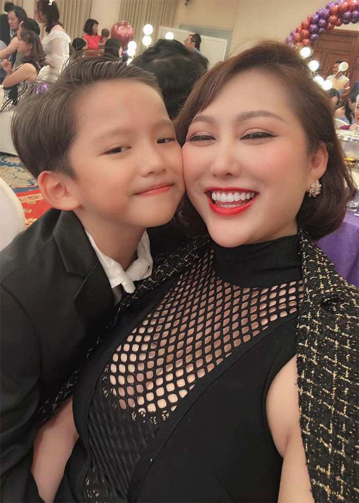 Diễn viên Phi Thanh Vân tận hưởng cuộc sống hạnh phúc bên con trai, không màng tới thị phi sau hai lần hôn nhân đổ vỡ.