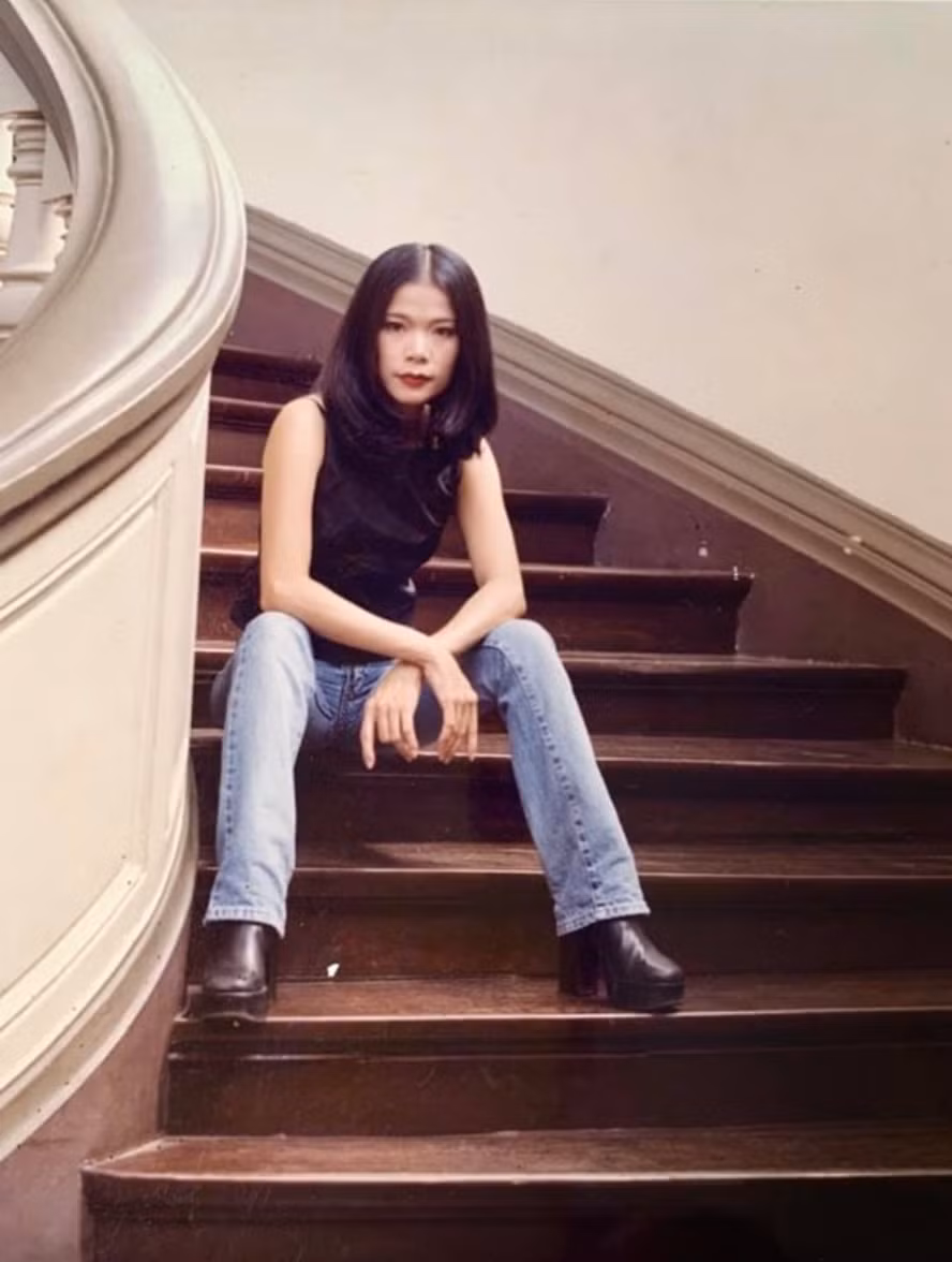 Mỹ Lệ sinh ra tại Quảng Bình, là con gái của nhạc sĩ Hoàng Sông Hương. Gia đình có truyền thống nghệ thuật nên Mỹ Lệ từ bé đã được học đàn, hát và sớm phát triển tài năng. Ảnh: FB Hoàng Thị Mỹ Lệ