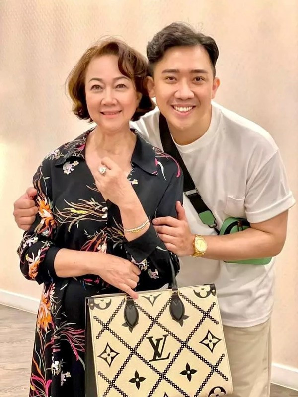 Bà thường xuyên diện những bộ váy nhẹ nhàng, nữ tính, phù hợp với lứa tuổi và vóc dáng. Ảnh: Vietnamnet