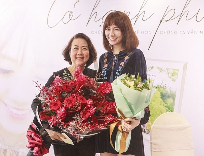 Mẹ chồng Hari Won tên là Hạnh Dung, hiện đã ngoài 60 tuổi. Song mỗi lần xuất hiện cùng con trai và con dâu nổi tiếng, bà luôn nhận được nhiều lời khen ngợi với vẻ ngoài trẻ trung và phong cách thời trang hiện đại. Ảnh: Dân Việt