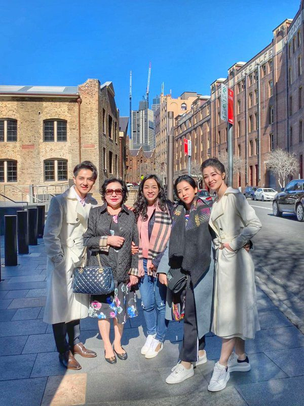 Là phu nhân của tập đoàn lớn có tiếng, phong cách của mẹ chồng Đông Nhi luôn toát ra khí chất danh gia vọng tộc. Ảnh: Vietnamnet