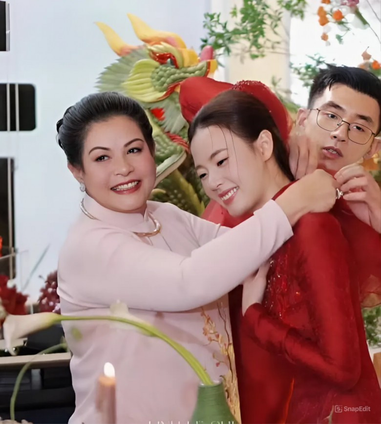 Trong ngày cưới của Midu vào hồi tháng 6 vừa qua, mẹ chồng Midu - bà Nguyễn Thị Huệ Thu cũng trở thành tâm điểm của sự chú ý. Bà không chỉ cùng chồng đứng sau tập đoàn nghìn tỷ Duy Tân với vai trò quan trọng trong việc hỗ trợ kinh doanh và quản lý gia đình, bà cũng là một nữ đại gia bất động sản được giới thương trường quan tâm. Ảnh: FB Mỹ Nhân Làng Hài